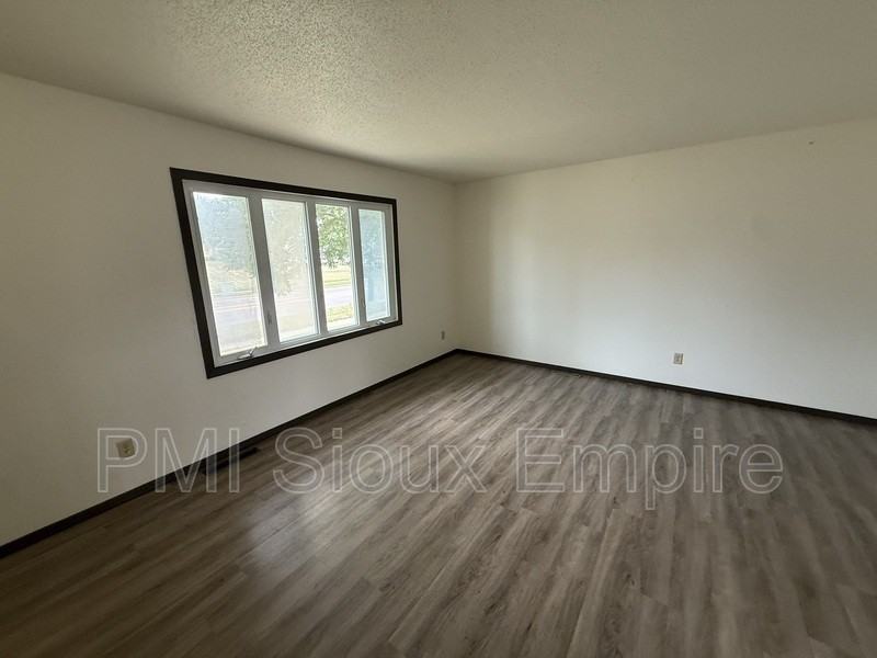 612 E 6th St - Photo 2 of 14