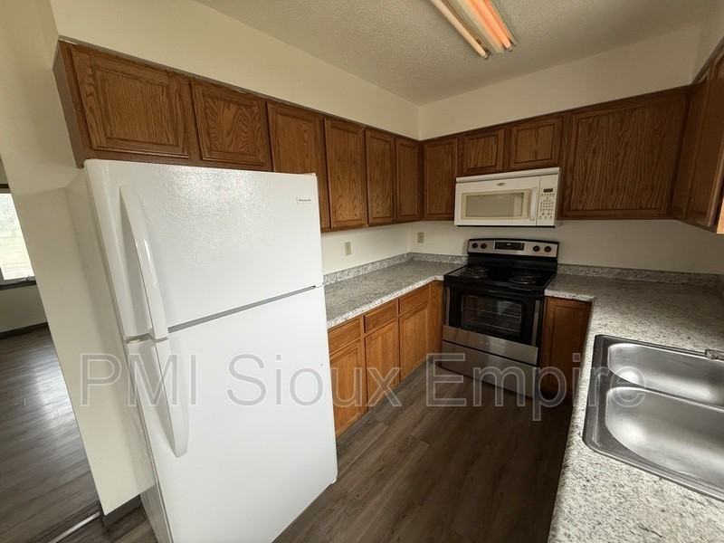 612 E 6th St - Photo 3 of 14