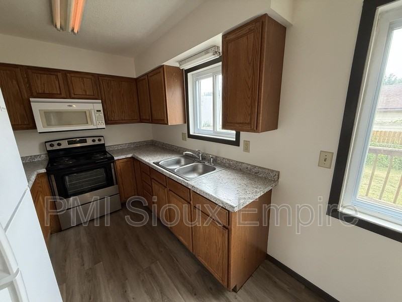 612 E 6th St - Photo 4 of 14