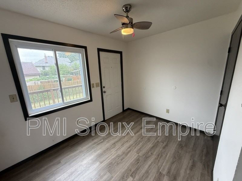 612 E 6th St - Photo 5 of 14