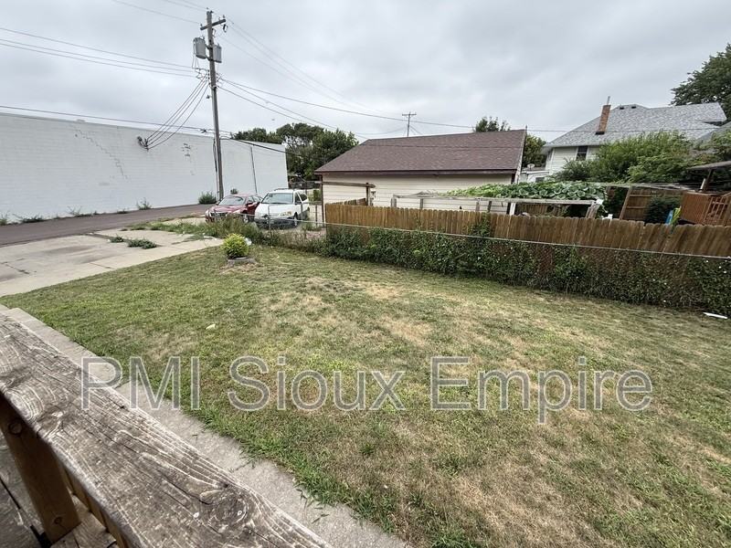612 E 6th St - Photo 7 of 14