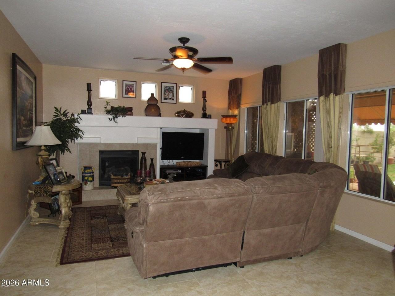42914 N Hudson Ct - Photo 4 of 17