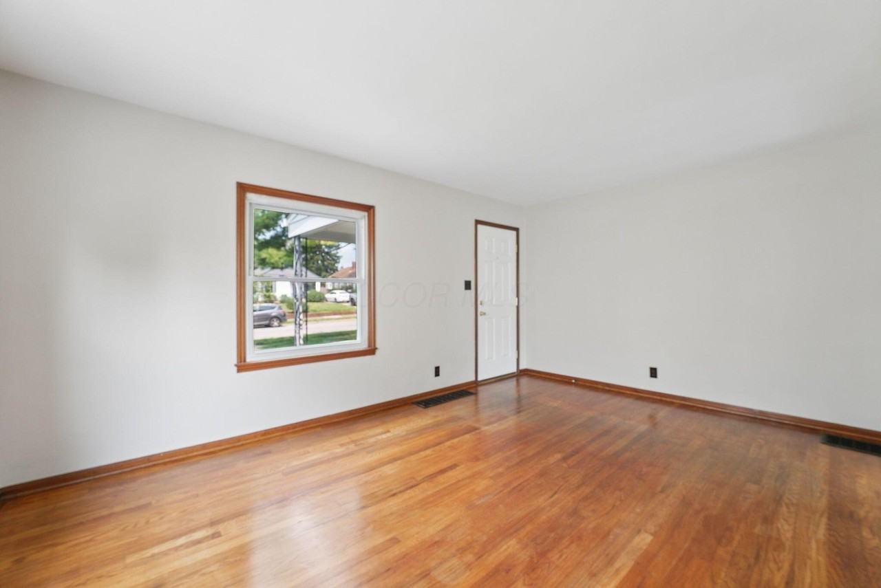 375 E Royal Forest Blvd - Photo 5 of 25