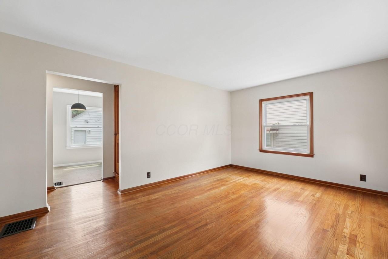 375 E Royal Forest Blvd - Photo 6 of 25