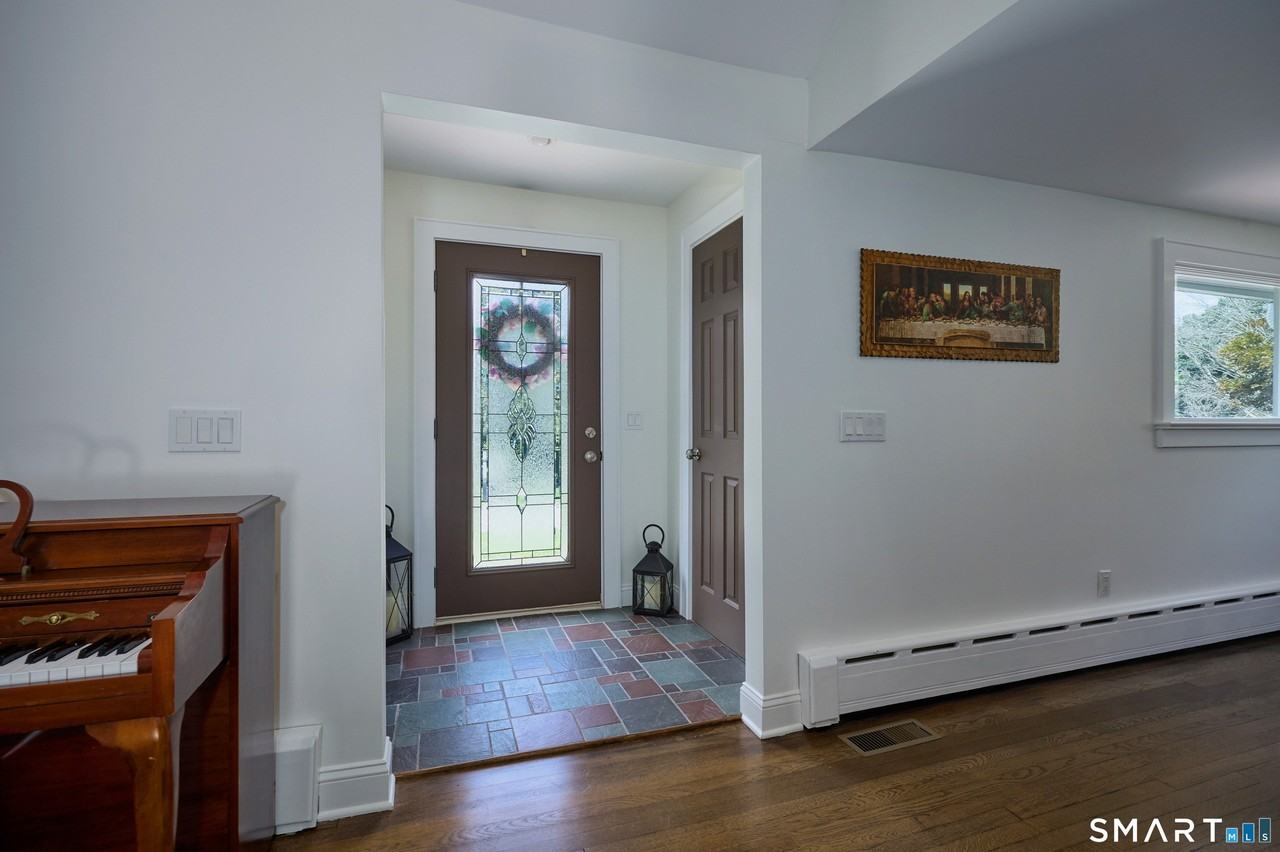 1374 Huntington Tpke - Photo 3 of 39