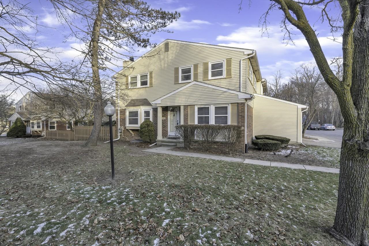 1592 Brentwood Dr - Photo 2 of 49
