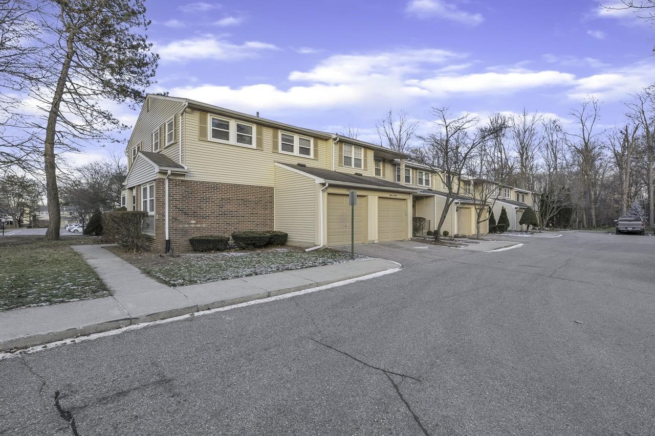1592 Brentwood Dr - Photo 3 of 49