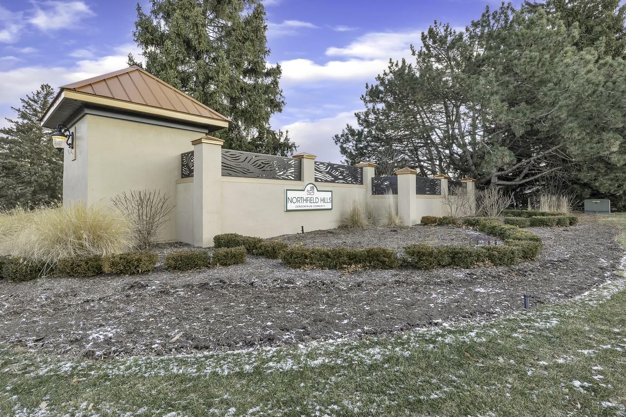 1592 Brentwood Dr - Photo 4 of 49
