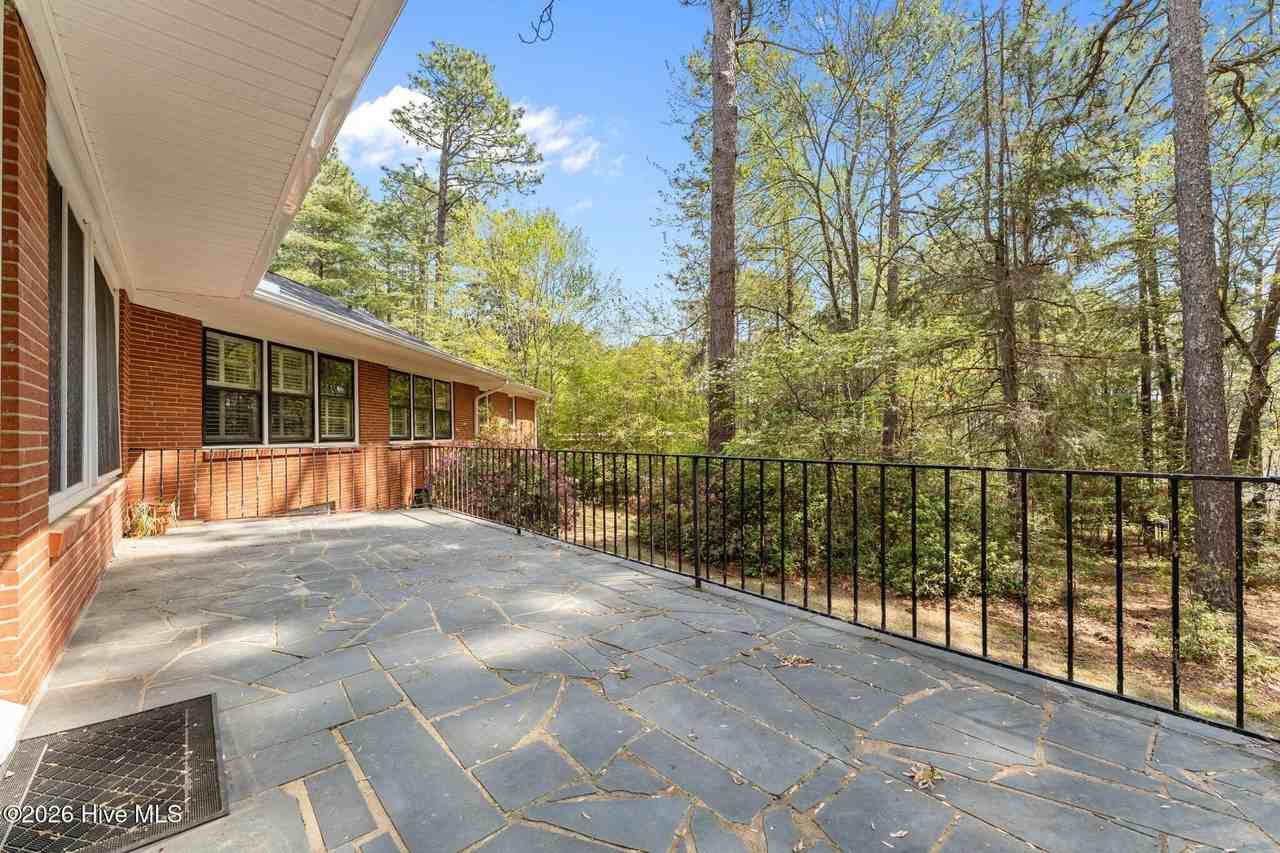 225 Arbutus Rd - Photo 5 of 50
