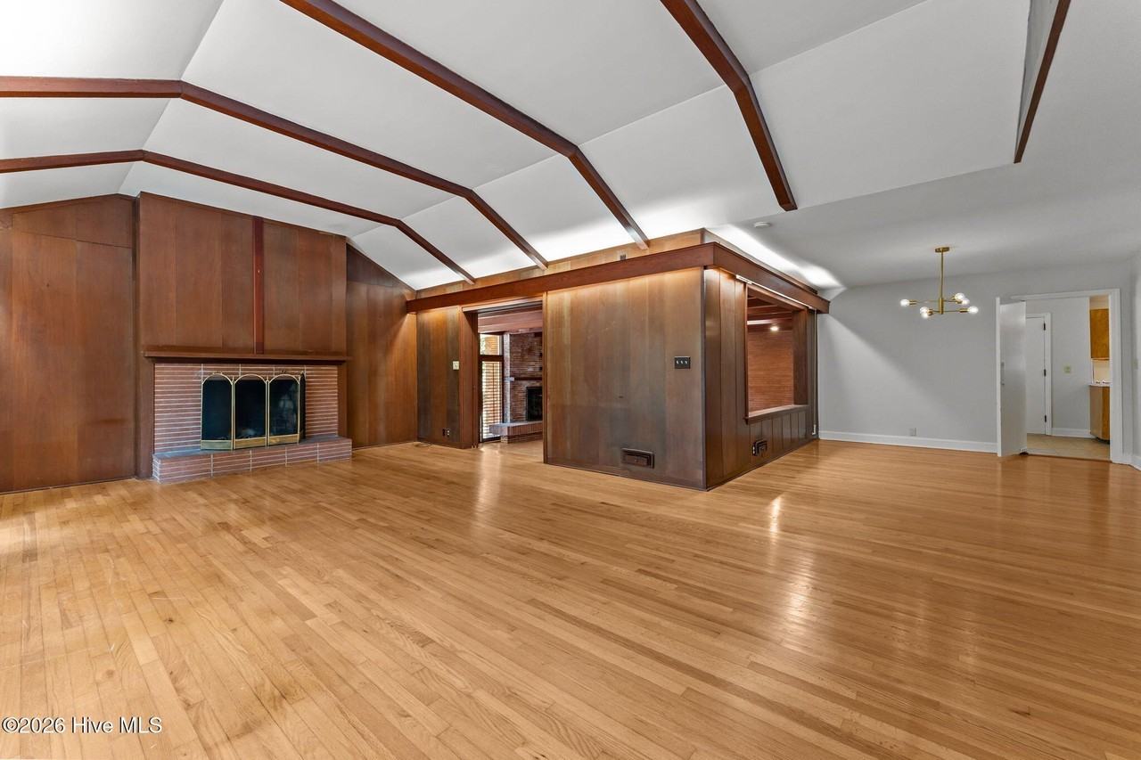 225 Arbutus Rd - Photo 7 of 50