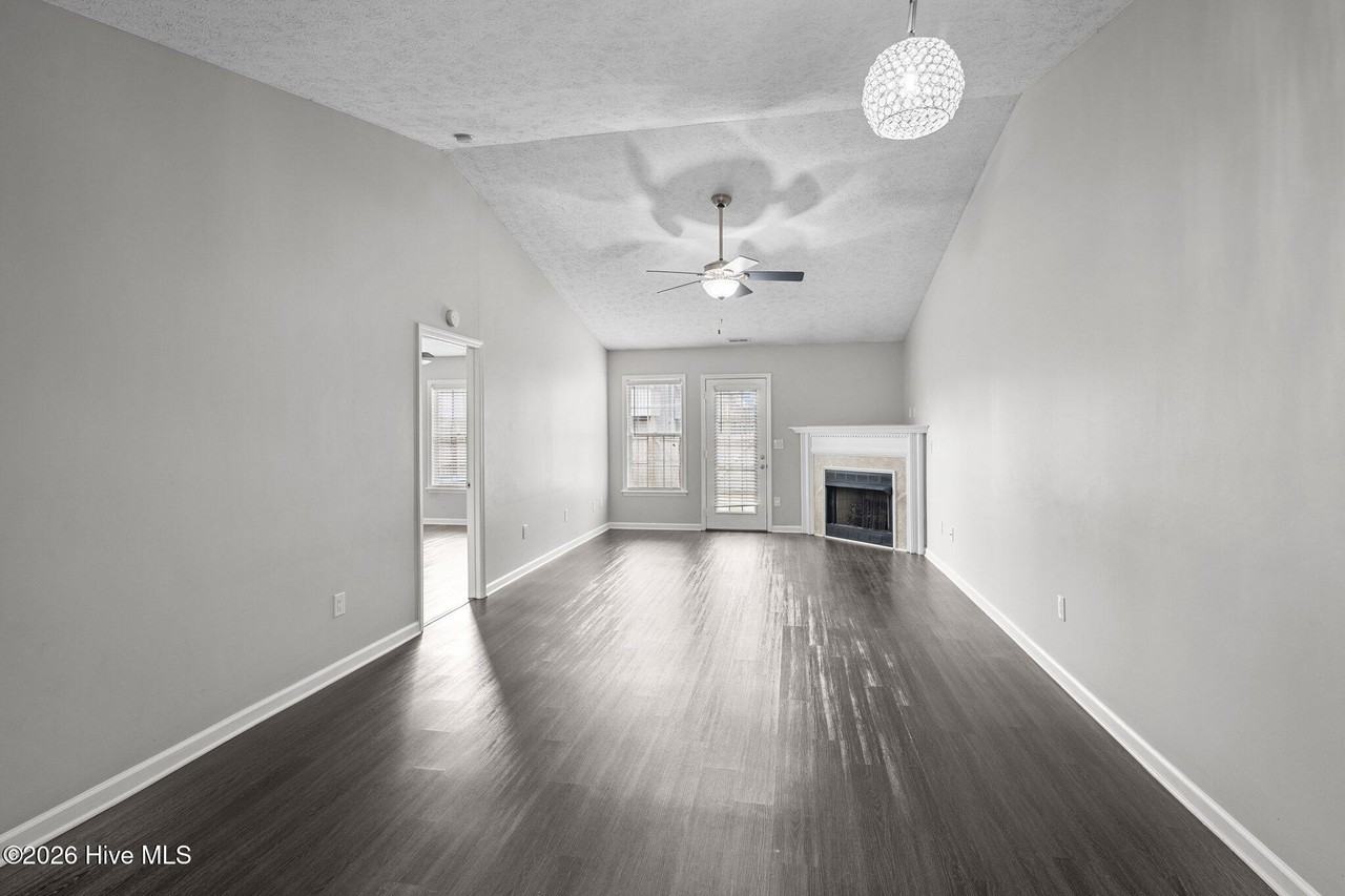225 John Ct - Photo 5 of 16