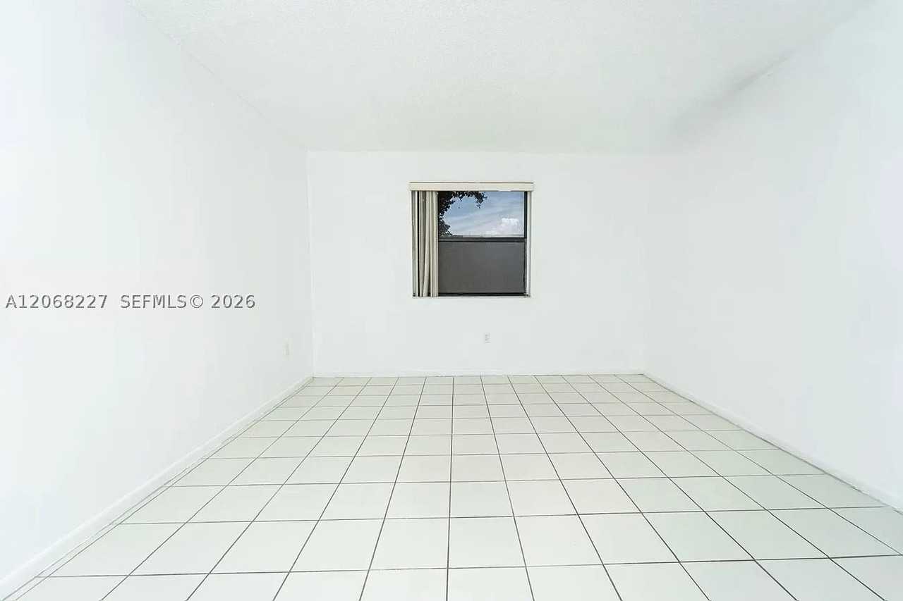 576 Nw 114th Ave #203 - Photo 6 of 8