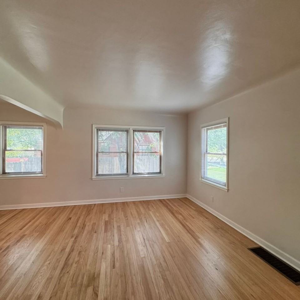 1290 Gordon Ave - Photo 3 of 13