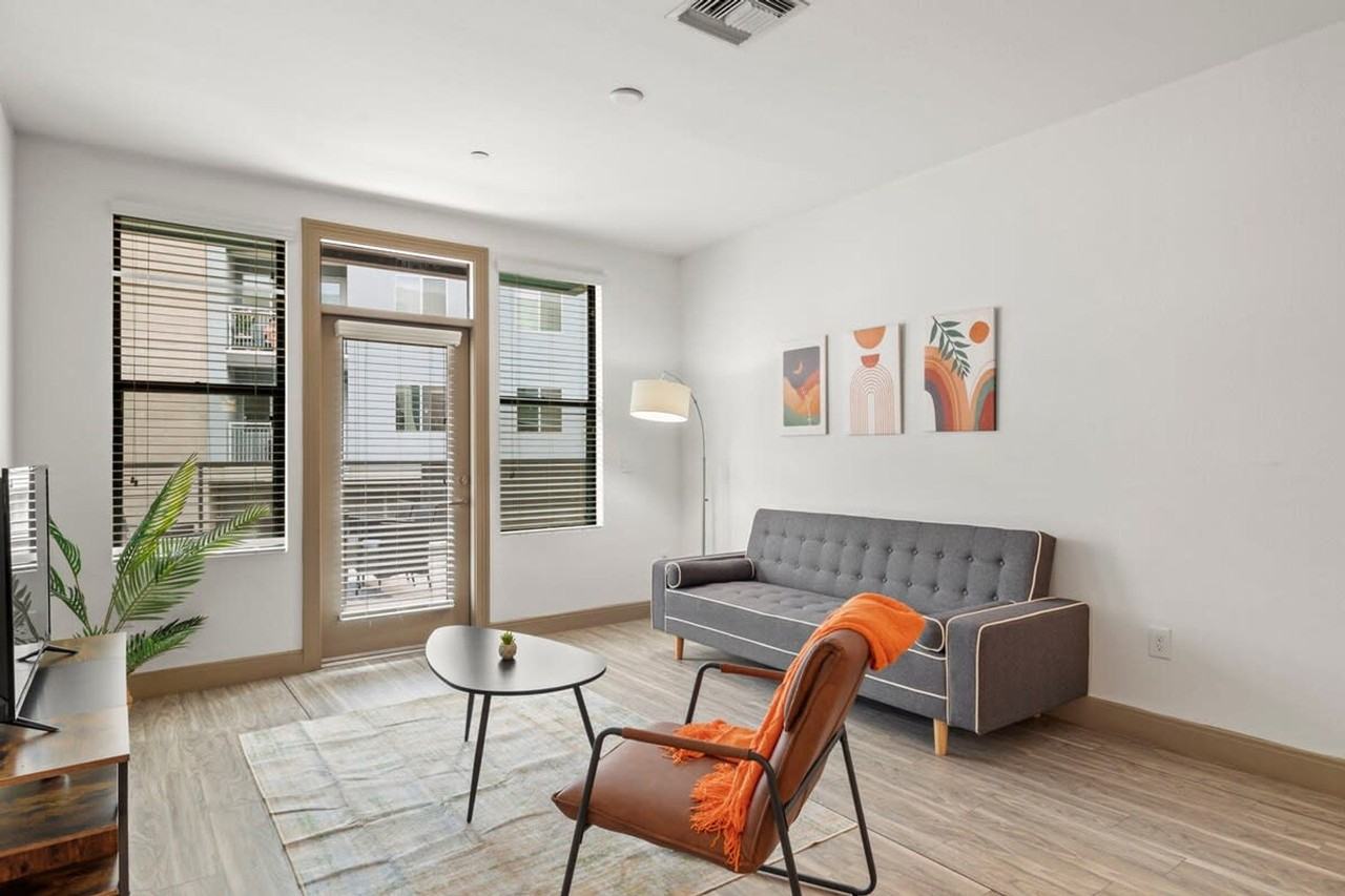 555 North College Avenue - Photo 4 of 50