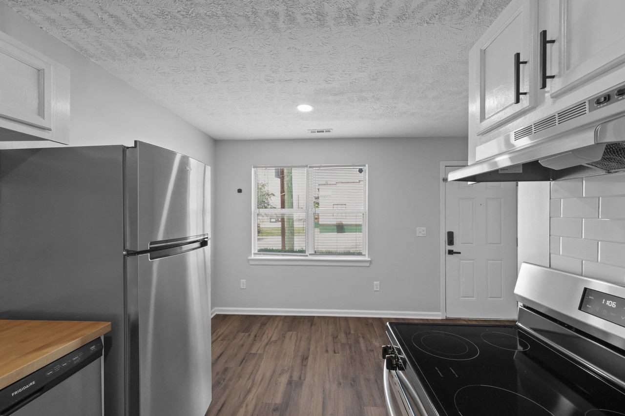1315 South Senate Avenue - Photo 5 of 33