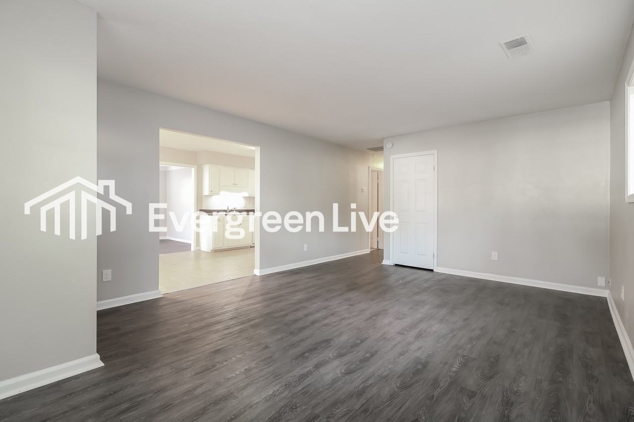 3121 Aaron Dr - Photo 3 of 15