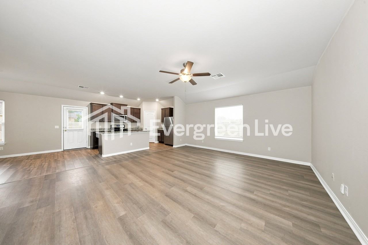 920 Nw 3rd St - Photo 2 of 15