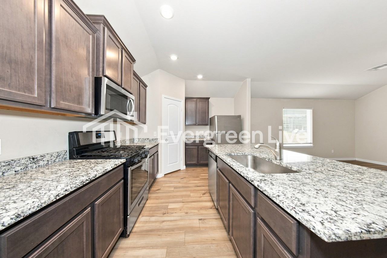 920 Nw 3rd St - Photo 4 of 15