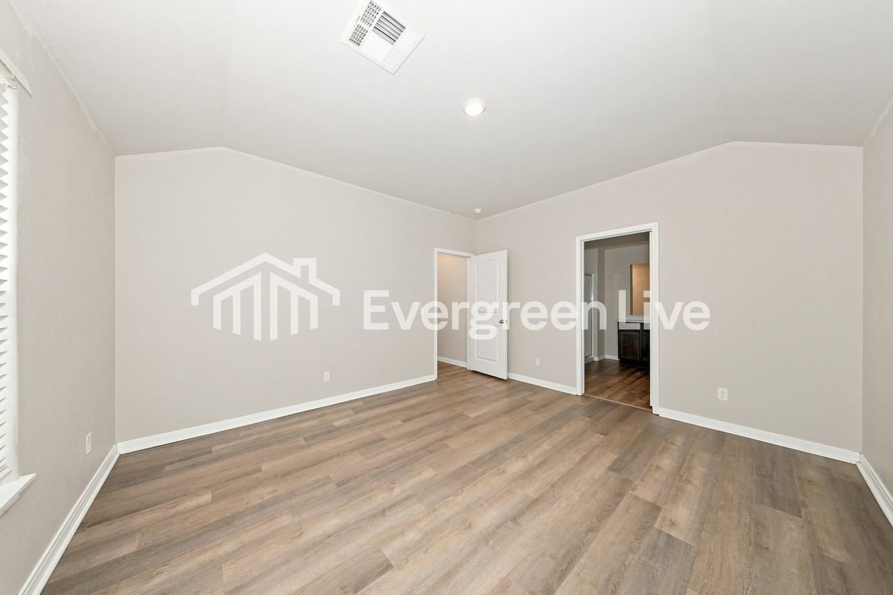 920 Nw 3rd St - Photo 5 of 15
