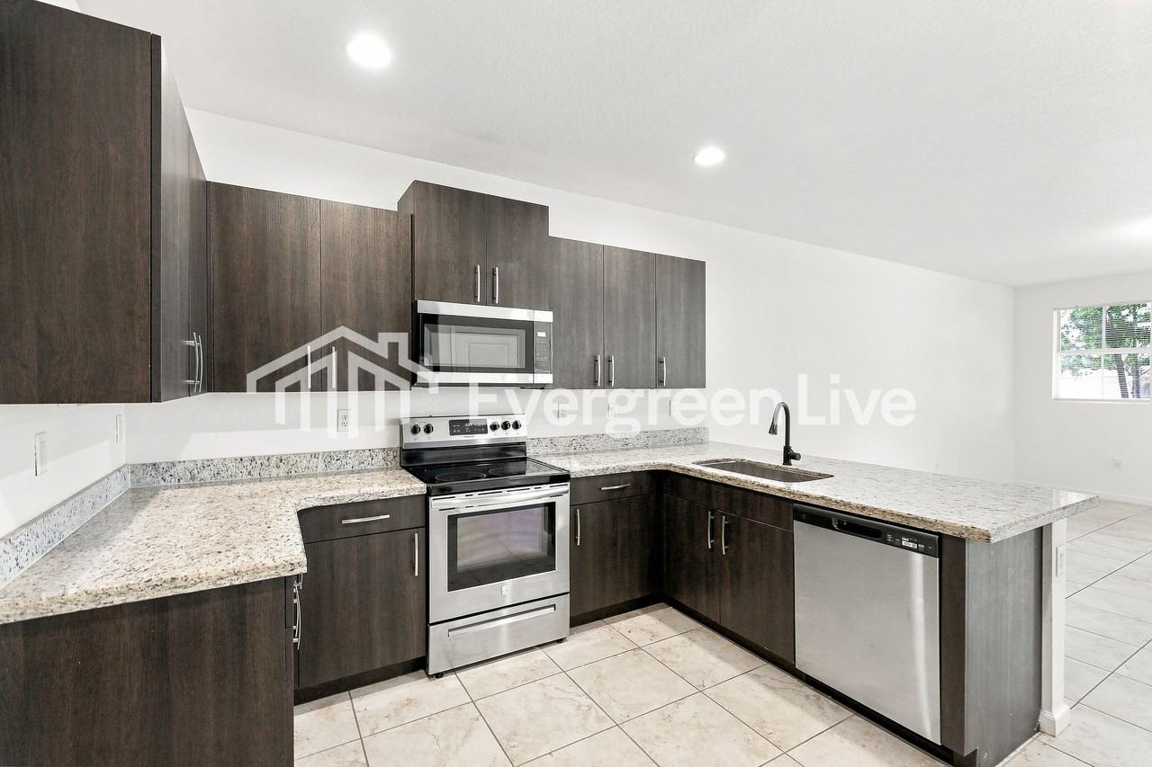 1445 Se 26th Ave - Photo 7 of 16