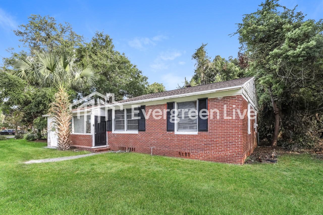 8258 Lexington Dr - Photo 2 of 15