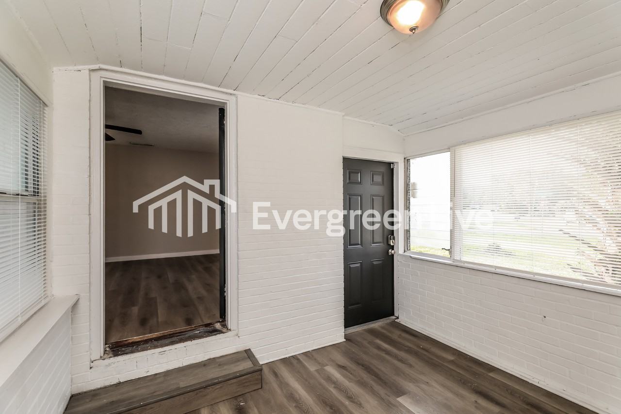 8258 Lexington Dr - Photo 3 of 15