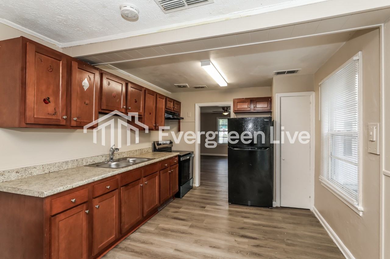 8258 Lexington Dr - Photo 5 of 15