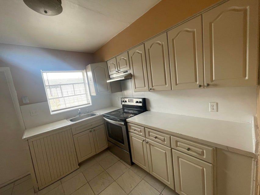 1316 Nw 8th Ave ##A - Photo 3 of 7