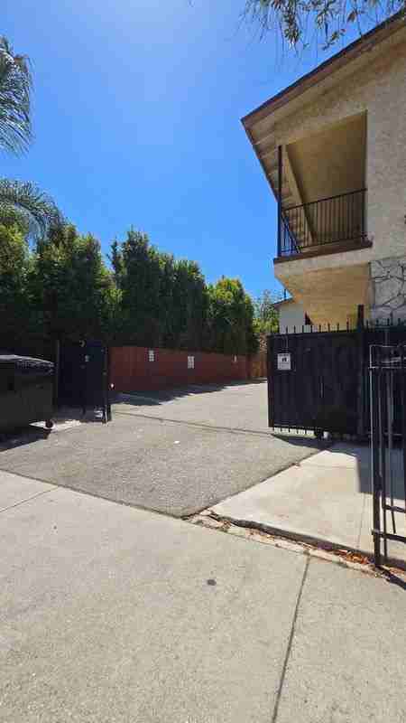 2219 Crenshaw Blvd ##5 - Photo 3 of 4