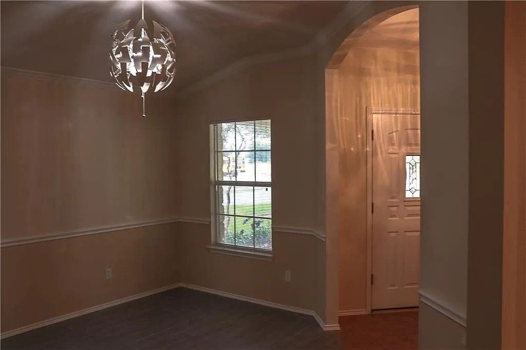 100 S Creekbend Dr - Photo 2 of 8