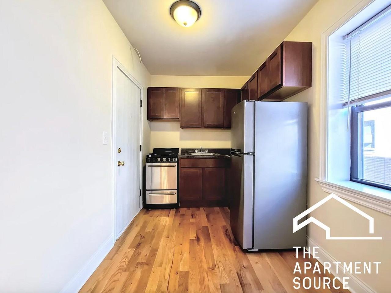 821 W Cornelia Ave #212 - Photo 2 of 9