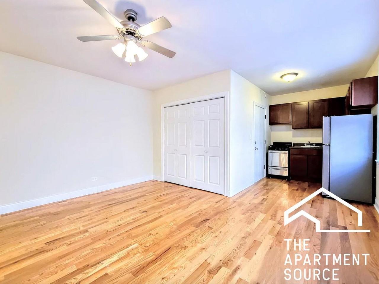 821 W Cornelia Ave #212 - Photo 3 of 9