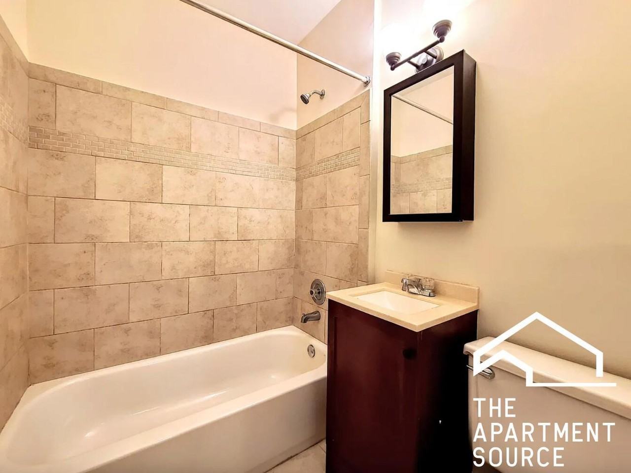 821 W Cornelia Ave #212 - Photo 7 of 9