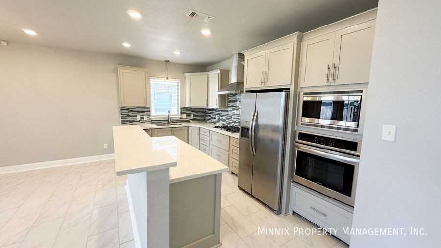 5834 Itasca St - Photo 3 of 18