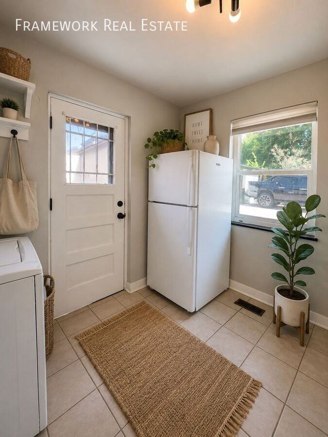 1458 Ivanhoe St - Photo 4 of 7
