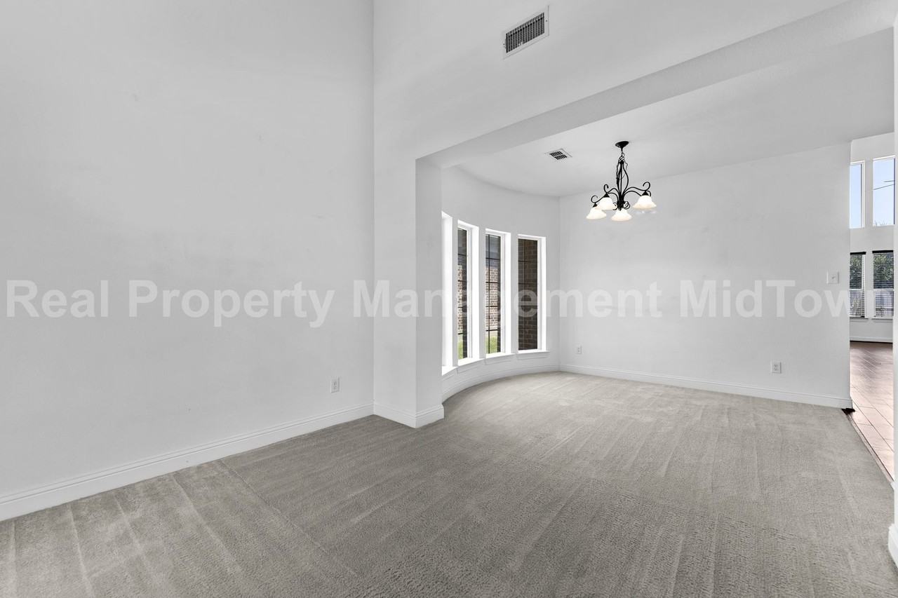 4106 Horseshoe Ln - Photo 2 of 45
