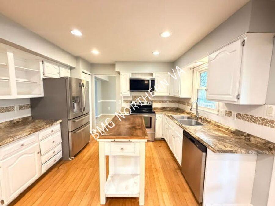 8957 Rolling Rd - Photo 6 of 25