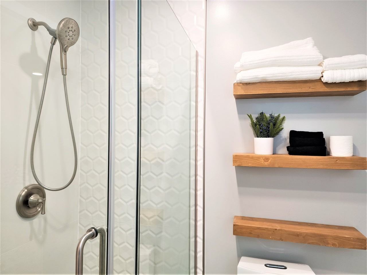 2802 Lakeshore Blvd #7 - Photo 7 of 20