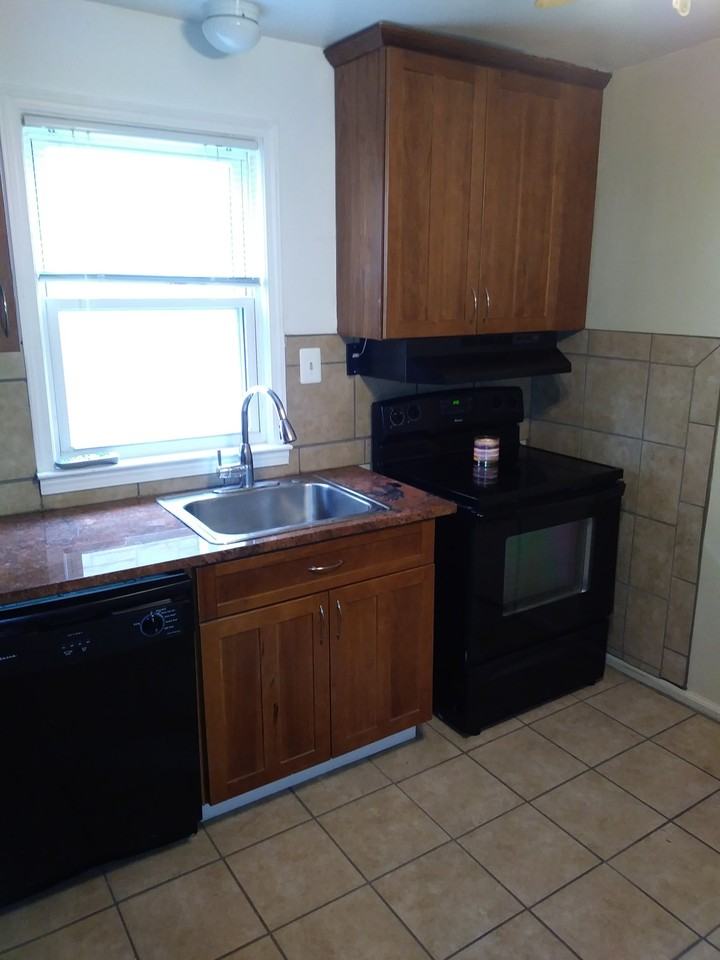 24920 Outer Dr #4 - Photo 4 of 10