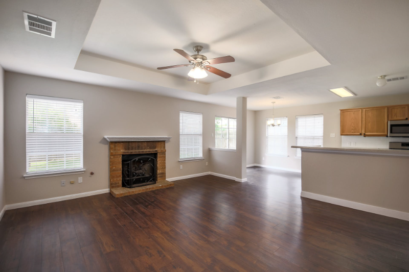 1806 Oakmont Ln - Photo 2 of 16