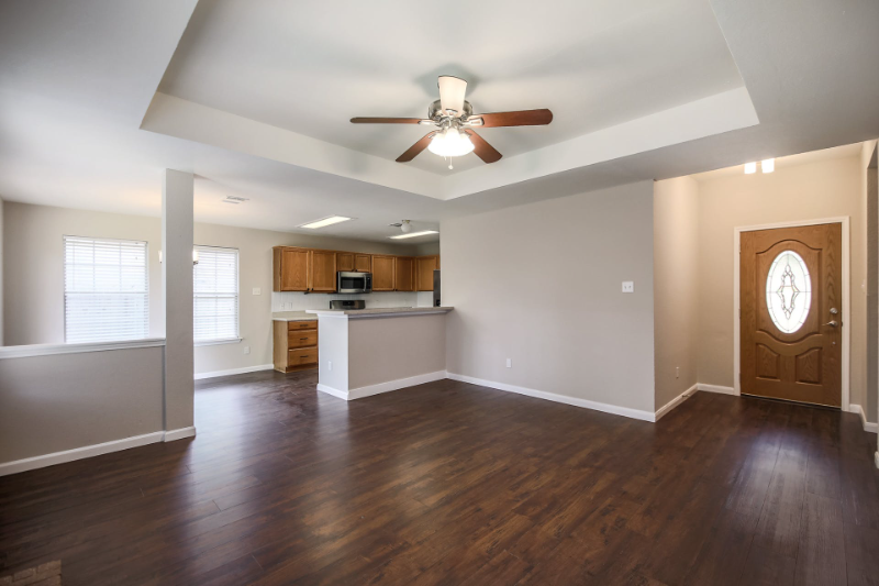 1806 Oakmont Ln - Photo 3 of 16