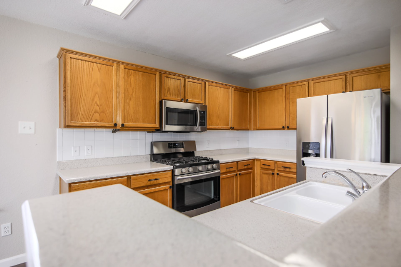 1806 Oakmont Ln - Photo 4 of 16