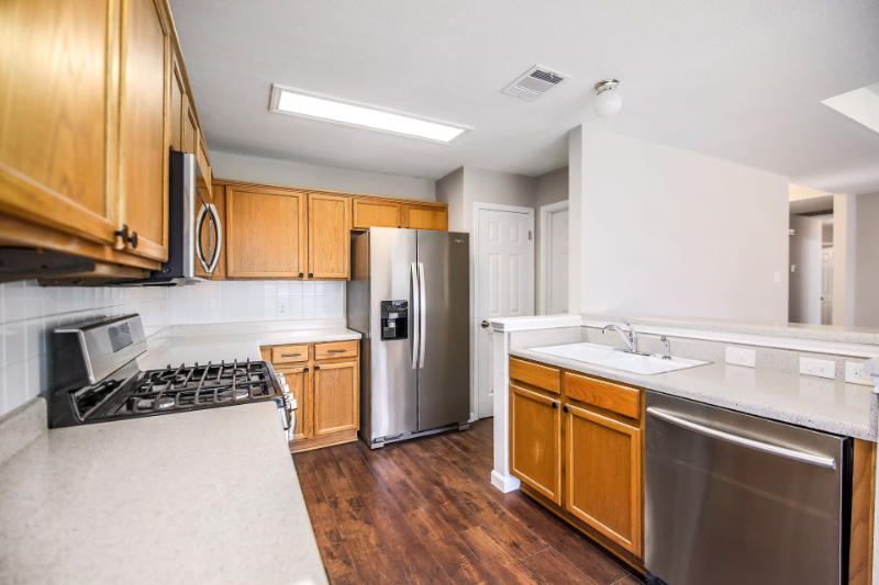 1806 Oakmont Ln - Photo 5 of 16