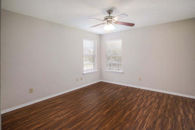 1806 Oakmont Ln - Photo 7 of 16