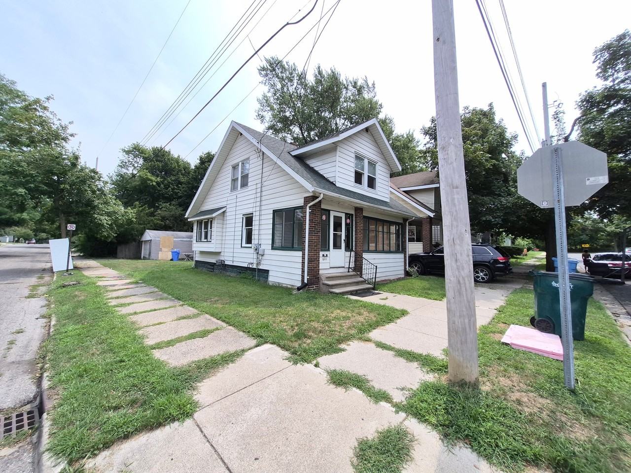 601 Lathrop St - Photo 2 of 21