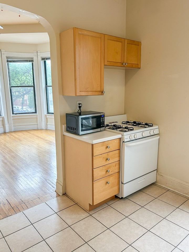 703 W Willow St #2 - Photo 3 of 12