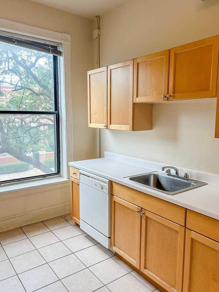 703 W Willow St #2 - Photo 4 of 12
