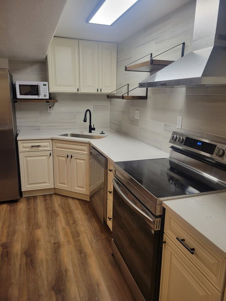 7453 N Lewis St #B - Photo 2 of 15
