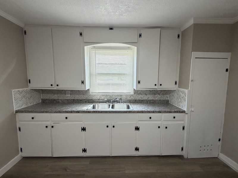 304 W Main St - Photo 4 of 17