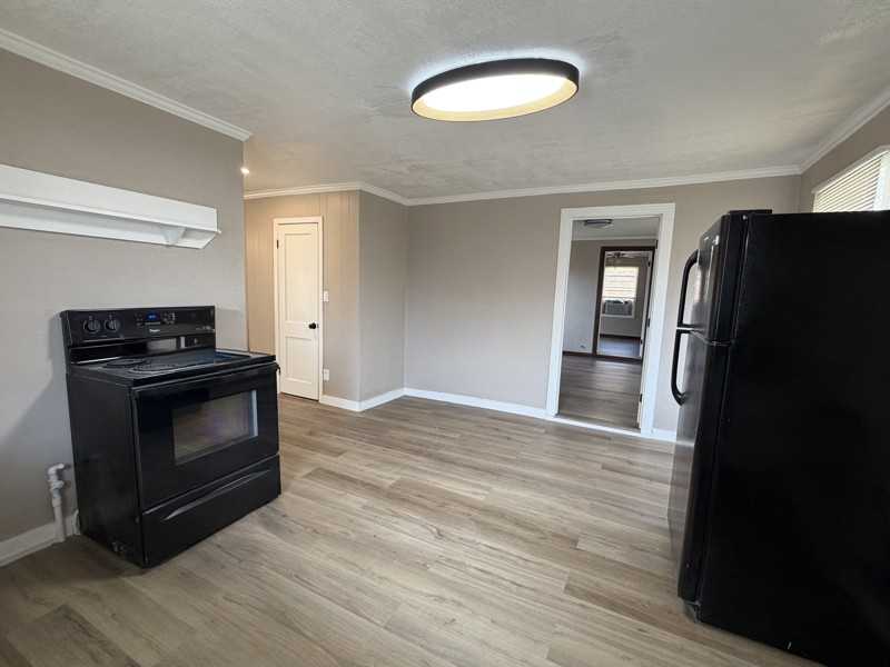 304 W Main St - Photo 6 of 17